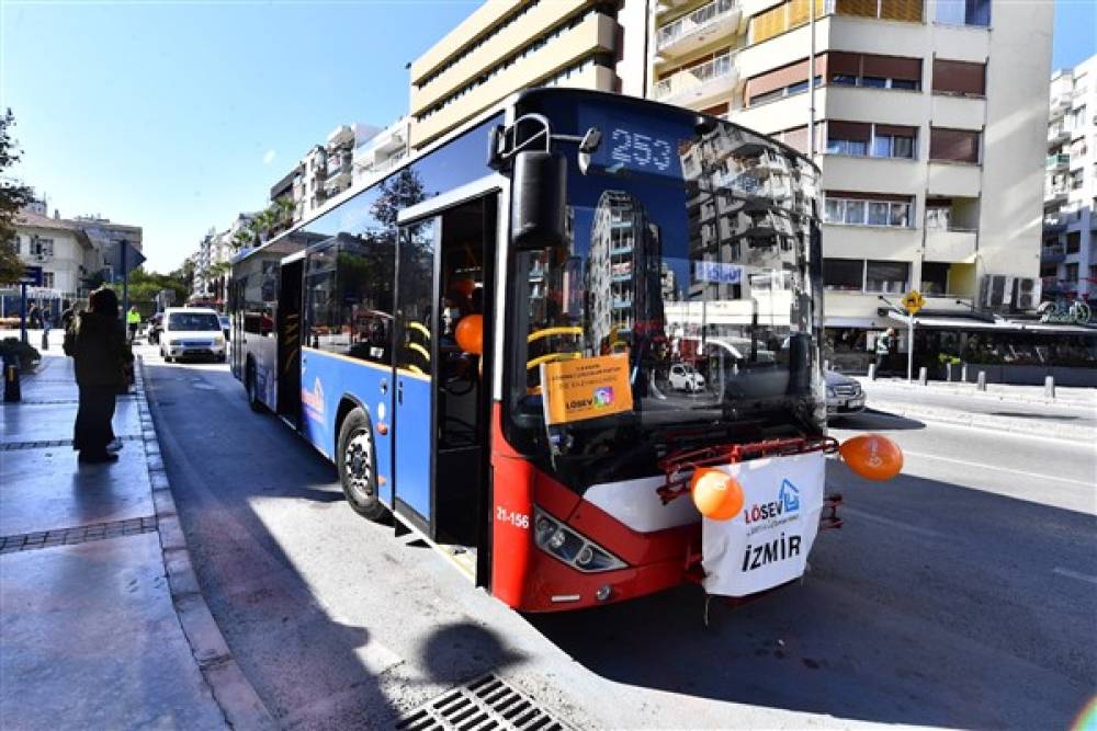 Lösemili çocuklar için renkli otobüs turu