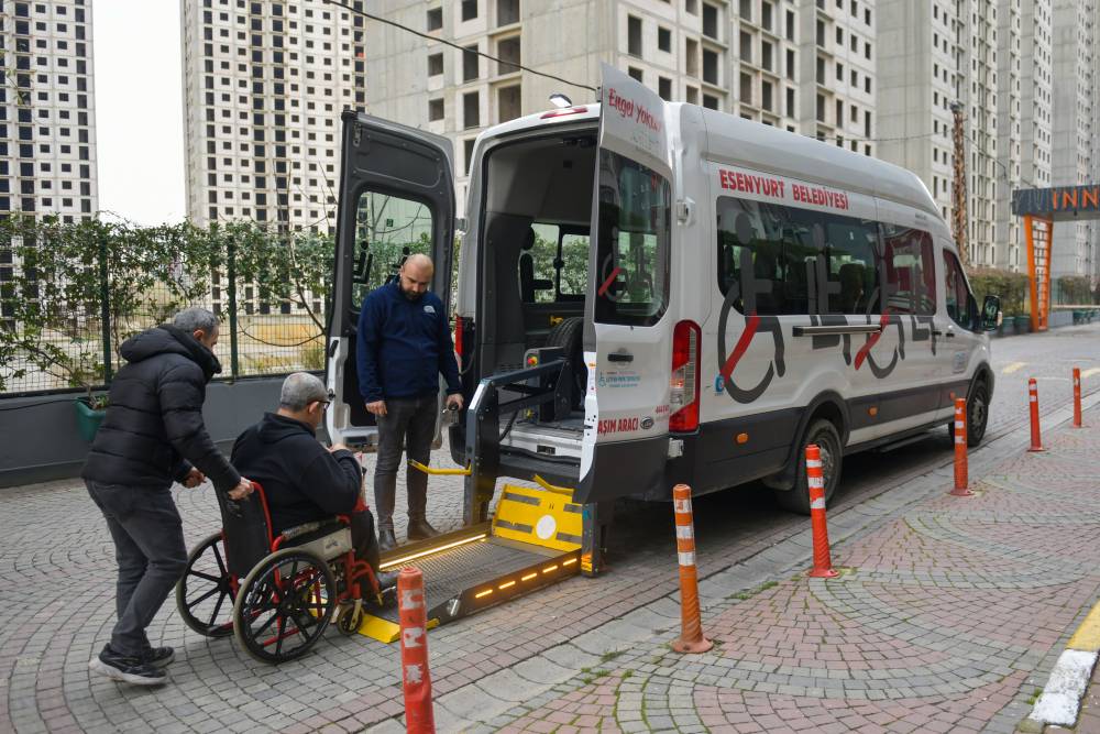 Esenyurt Belediyesi'nden Asansörlü Hasta Nakil Hizmeti 