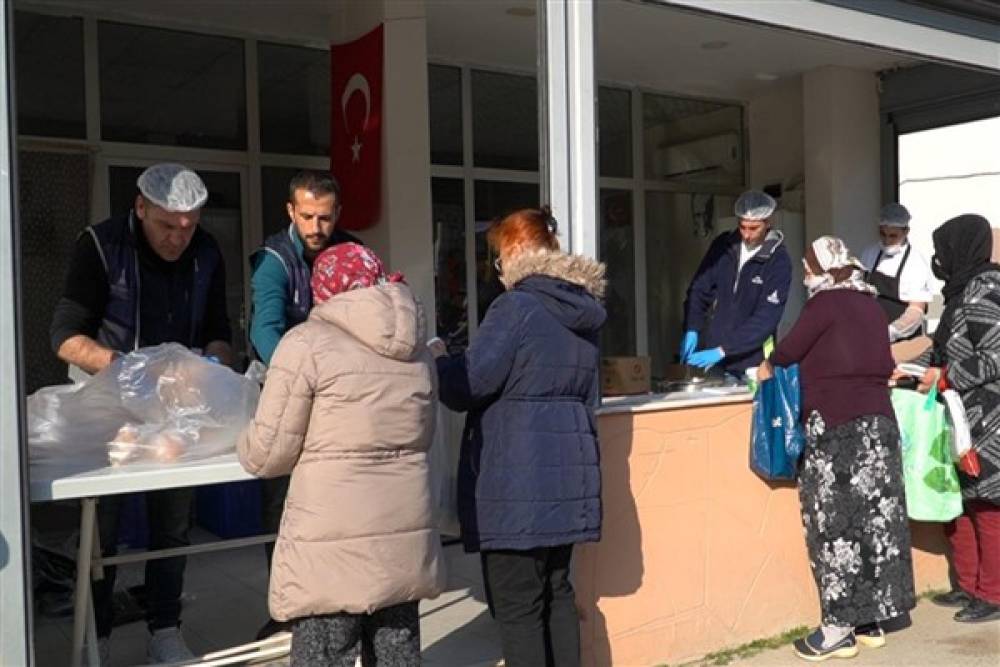 İzmir’de 11 Dayanışma Noktası’nda iftar yemeği dağılıyor