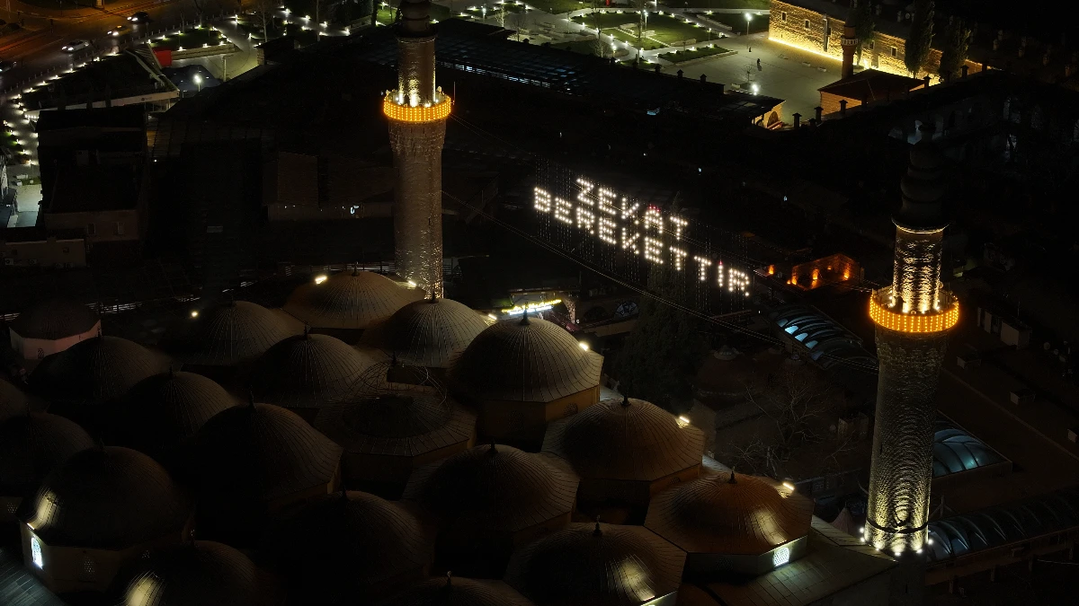 400 yıllık gelenek s&uuml;r&uuml;yor! Ulu Cami mahya ile aydınlatıldı