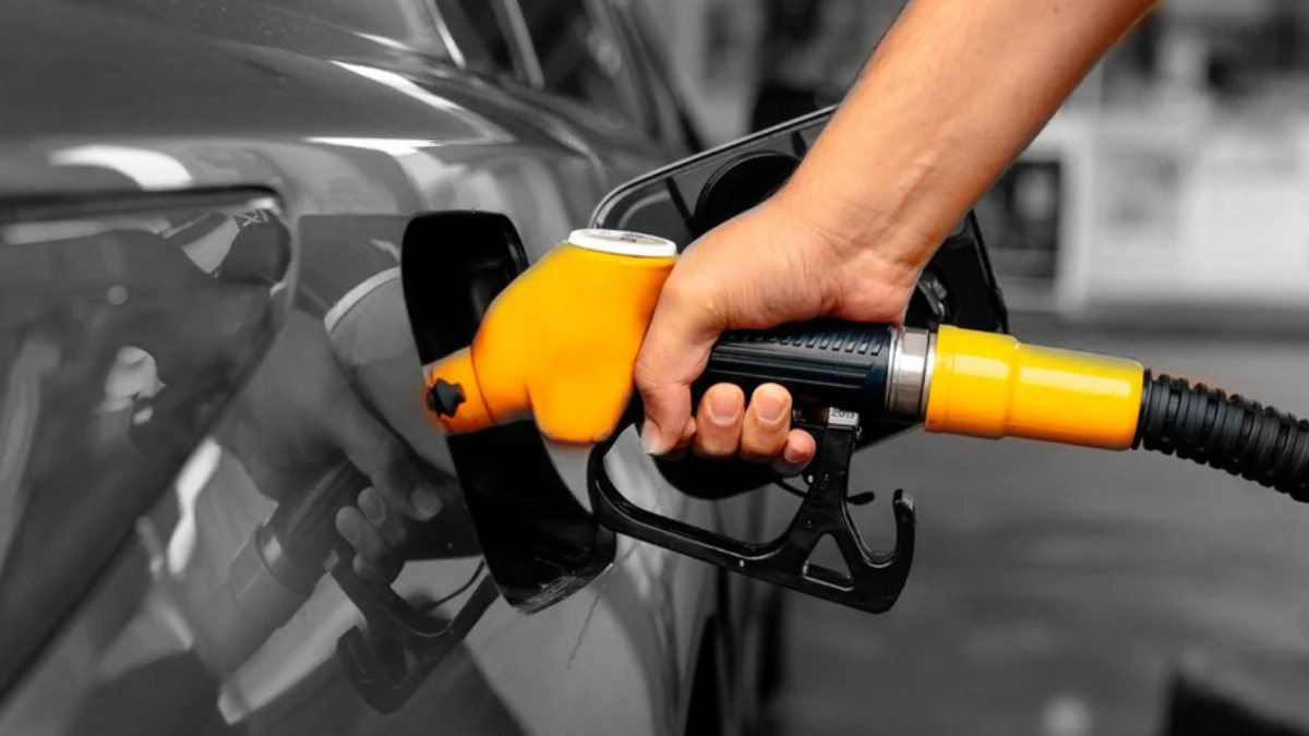 Akaryakıt fiyatları i&ccedil;in b&uuml;y&uuml;k indirim! Motorine 12,94 TL indirim geliyor: Benzin fiyatı ne kadar olacak?