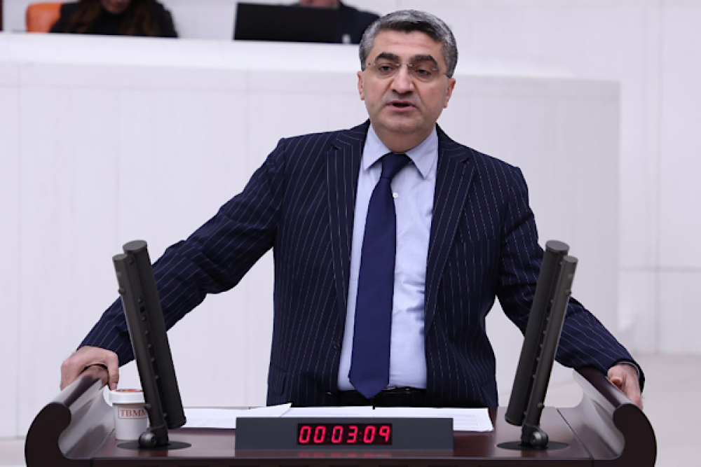  Ekmen&rsquo;den Turhan &Ccedil;&ouml;mez hakkında başlatılan soruşturmaya tepki