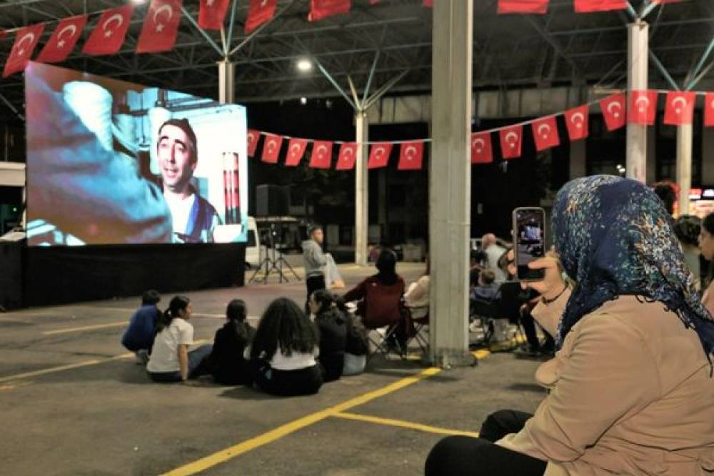 Ke&ccedil;i&ouml;ren&rsquo;de a&ccedil;ık hava sinemasında Yeşil&ccedil;am nostaljisi