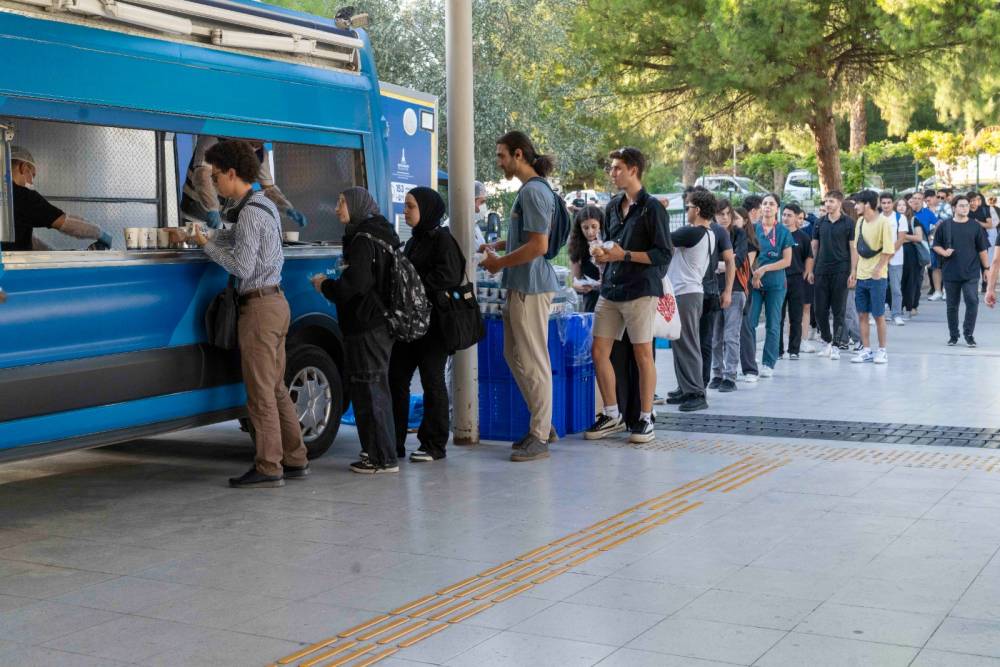 İzmir Büyükşehir Belediyesi üniversitelilere ücretsiz yemek dağıtıyor