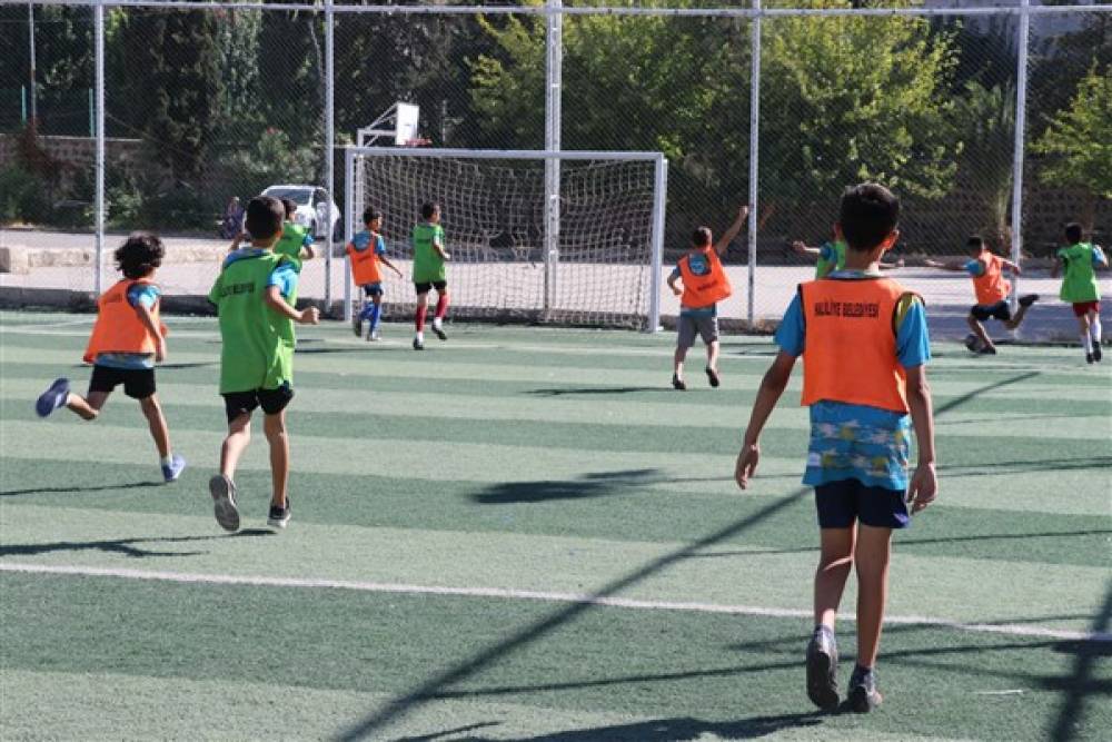 Haliliye Futbol Okulu'nda çocuklar antrenmanlar ile deneyim kazanıyor