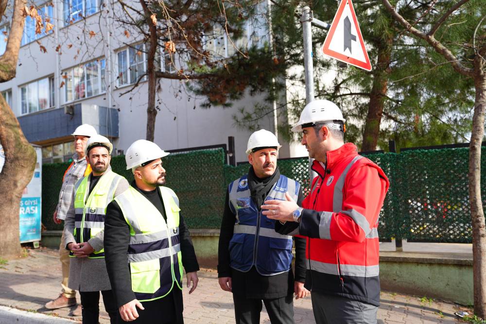 Kartal Belediyesi, ilçenin 20 mahallesinde yıkım çalışmalarını sürdürüyor