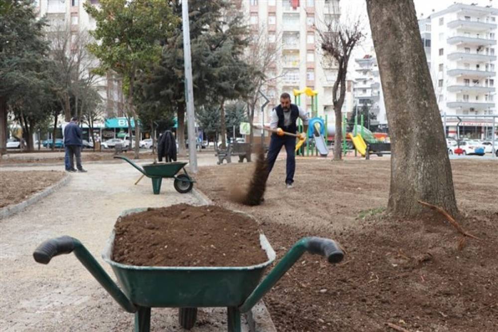 Kayapınar Belediyesi, parkları bahara hazırlıyor