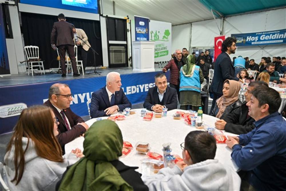 İstanbul Valisi Gül, Esenyurtlularla iftar sofrasında bir araya geldi