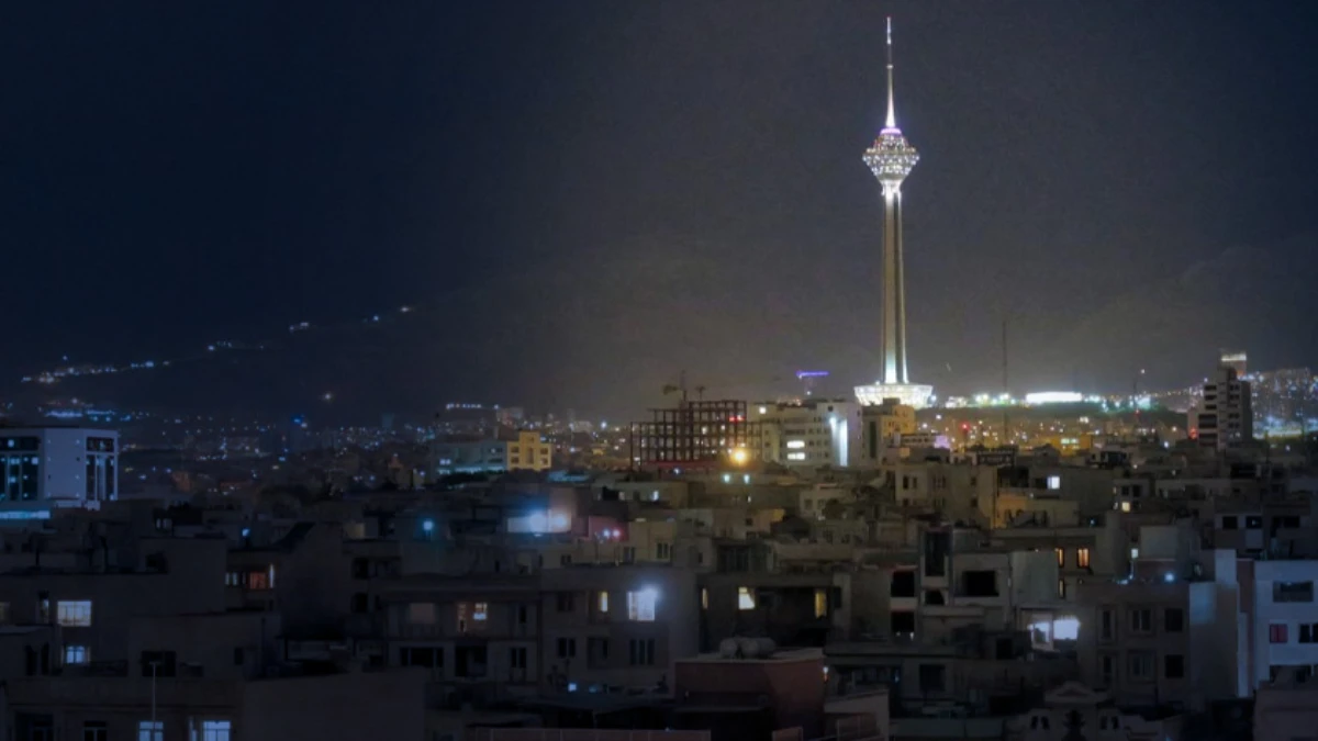 Tahran'da zehirli yağmur: Petrol tesislerine y&ouml;nelik saldırılar şehri etkiledi