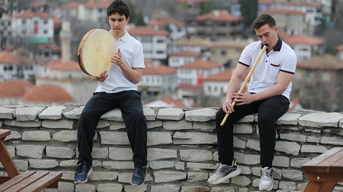 Lise &ouml;ğrencileri geleneksel T&uuml;rk m&uuml;ziğinin g&ouml;n&uuml;ll&uuml; k&uuml;lt&uuml;r el&ccedil;isi oldu