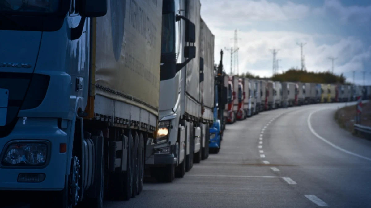 10 yıllık d&uuml;ğ&uuml;m &ccedil;&ouml;z&uuml;ld&uuml;: K&ouml;rfez'e giden T&uuml;rk tır şof&ouml;rlerine vize kolaylığı