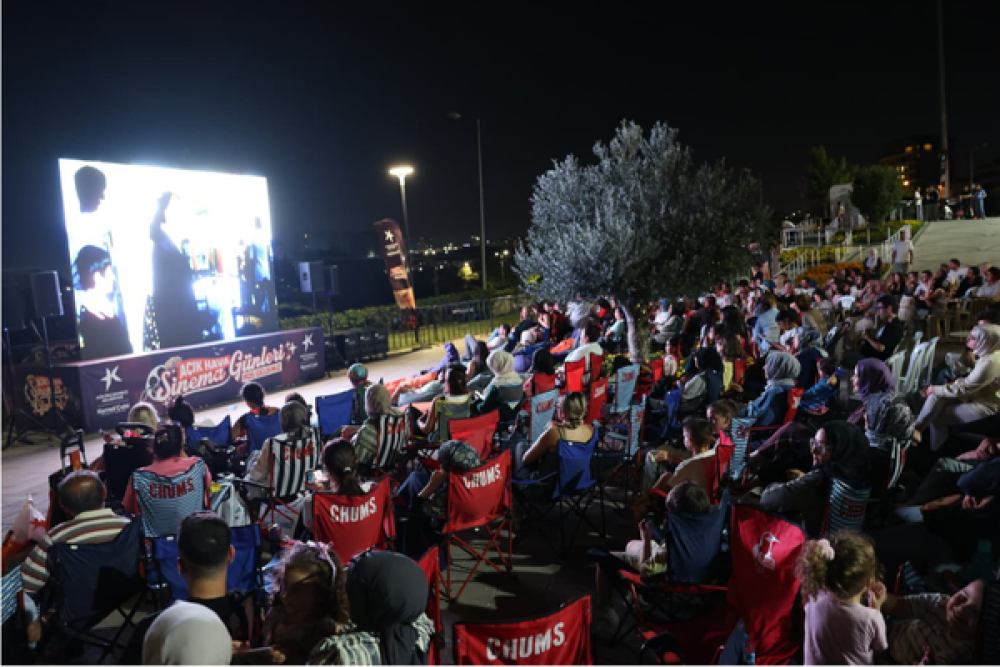 K&uuml;&ccedil;&uuml;k&ccedil;ekmece'de "A&ccedil;ık Hava Sinema G&uuml;nleri" başladı