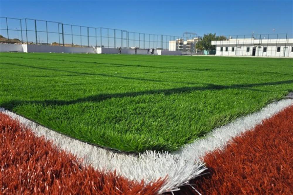 Yenice Spor Kompleksi’nin sentetik çim serimi tamamlandı 