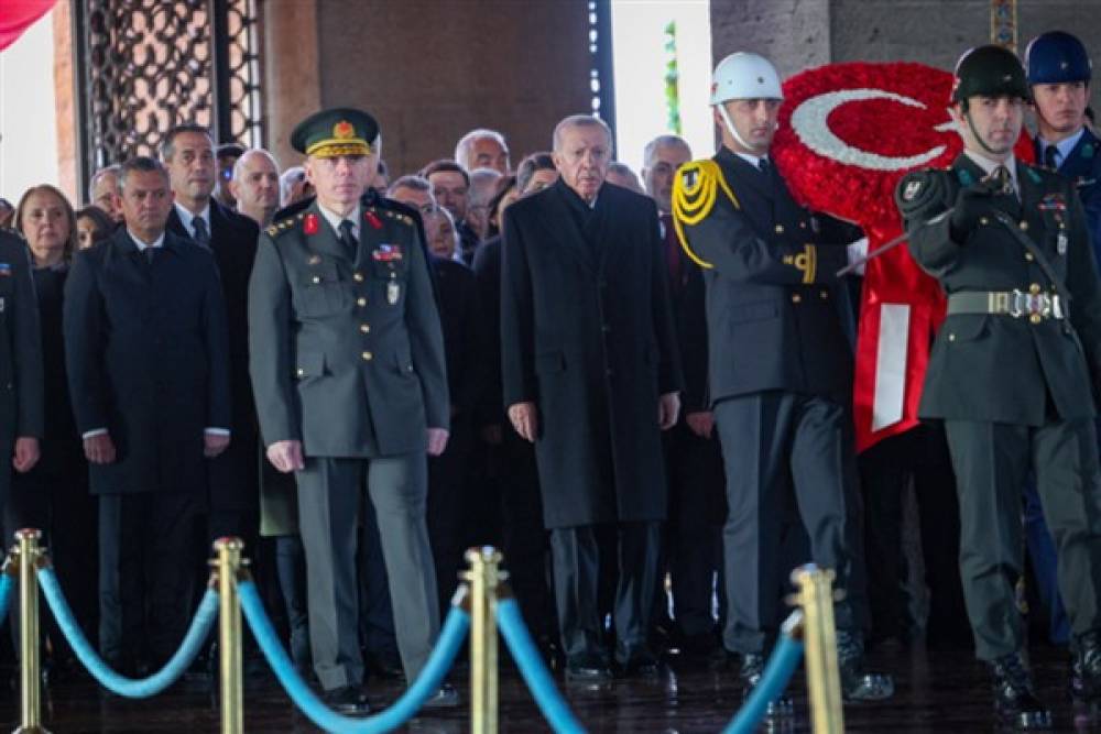 CHP Genel Başkanı Özel, Anıtkabir'de düzenlenen resmi törene katıldı