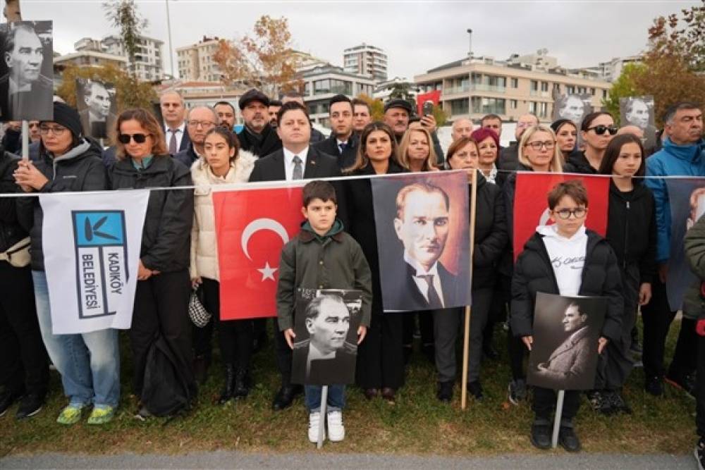 Kadıköy’de “Ata’ya Saygı Zinciri” oluşturuldu 