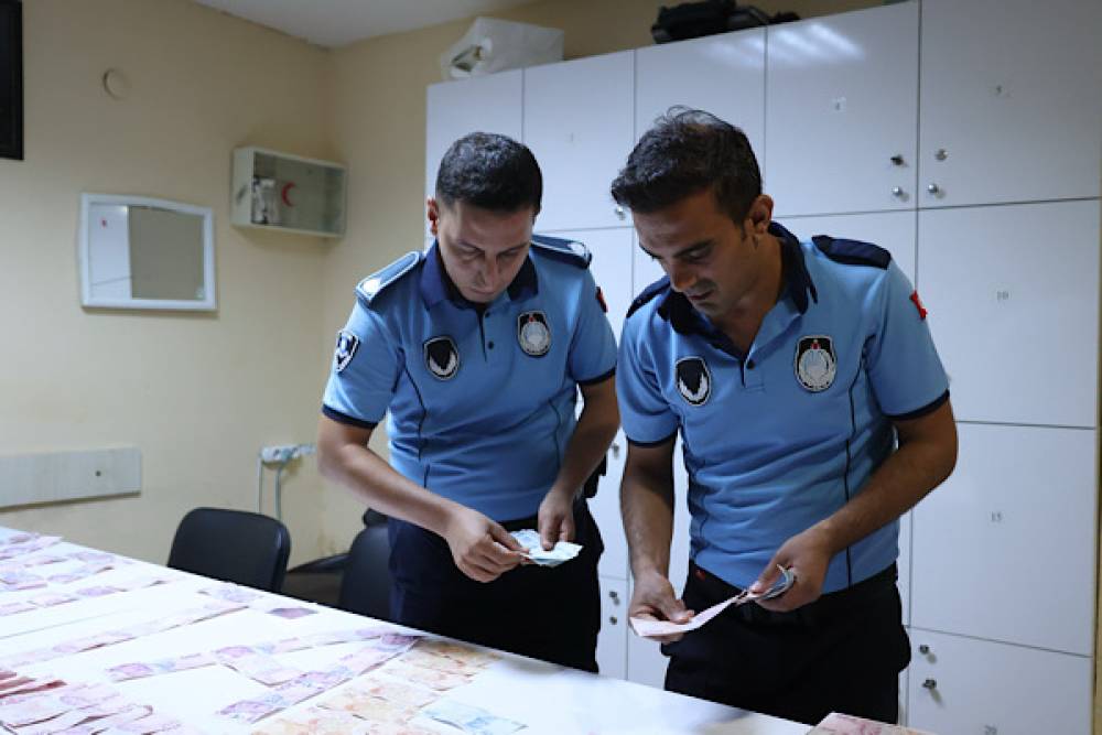  Antalya'da dilencilik yapan şahsın &uuml;zerinden 17 bin 180 TL &ccedil;ıktı