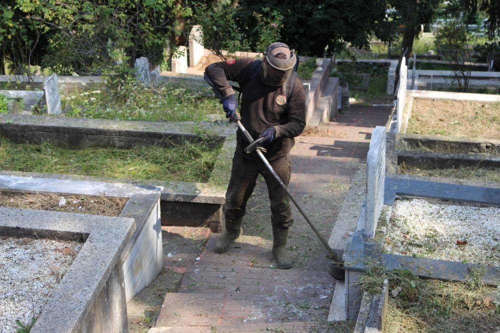 Giresun Belediyesi&rsquo;nden mezarlıklarda temizlik &ccedil;alışması