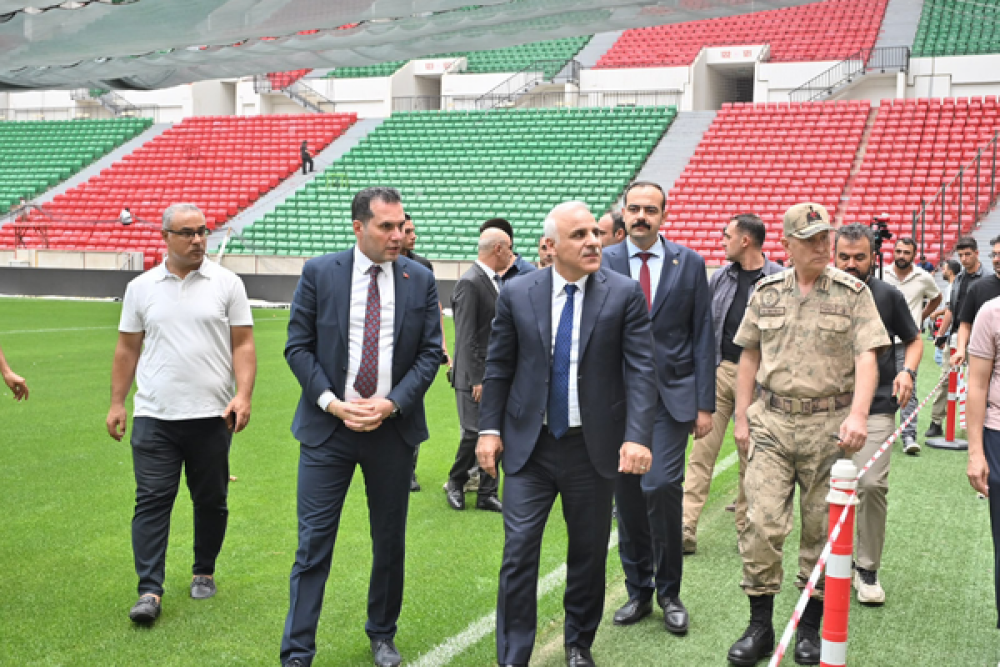 Vali Zorluoğlu Diyarbakır Stadı&rsquo;ndaki &ccedil;alışmaları inceledi
