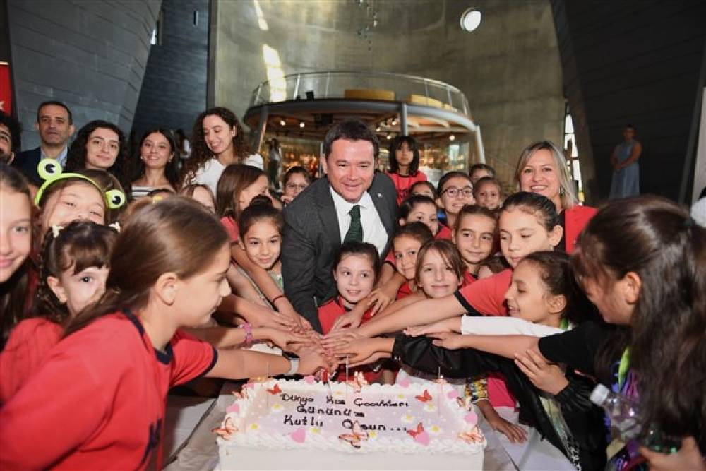 Başkan Aydın, Dünya Kız Çocukları Günü'nü pasta keserek kutladı