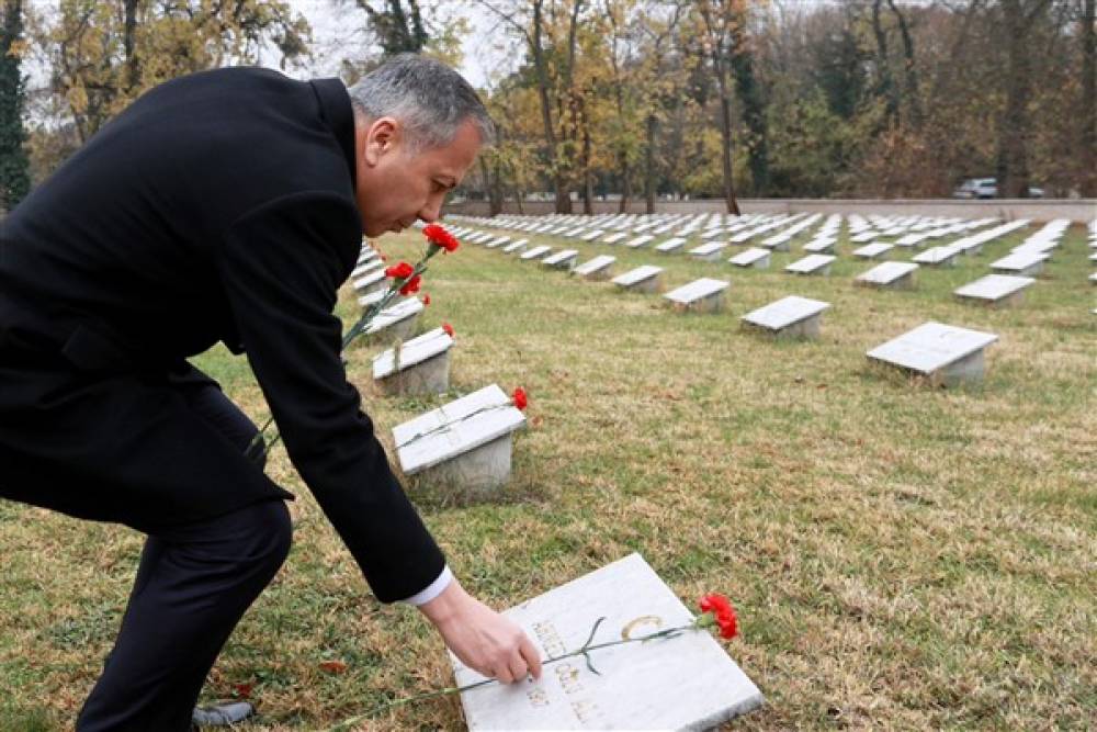 Bakan Yerlikaya, Galiçya Türk Şehitliği’ni ziyaret etti