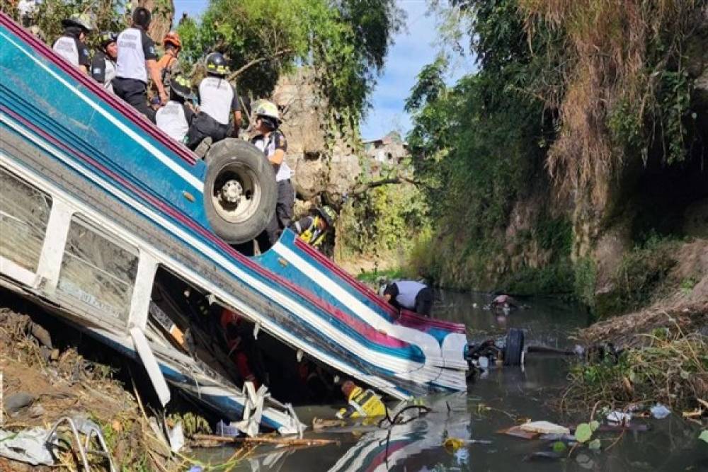 Guatemala'da otobüsün köprüden uçması sonucu en az 54 kişi öldü