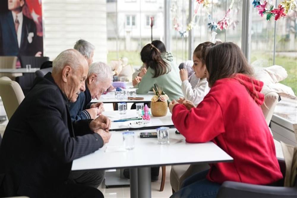 Yalova'da öğrenciler ve Paşakent Huzurevi sakinleri arasında atölye etkinliği düzenlendi