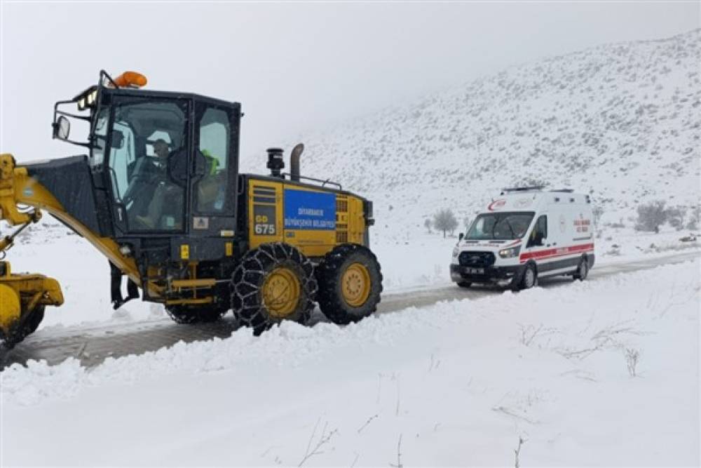 DBB ekipleri kardan kapanan yolları açtı