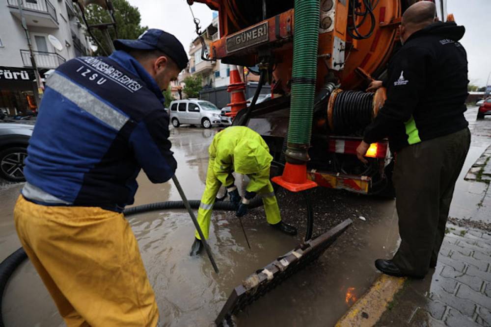İzmir&rsquo;de sağanak yağış sonrası saha &ccedil;alışmaları y&uuml;r&uuml;t&uuml;ld&uuml;