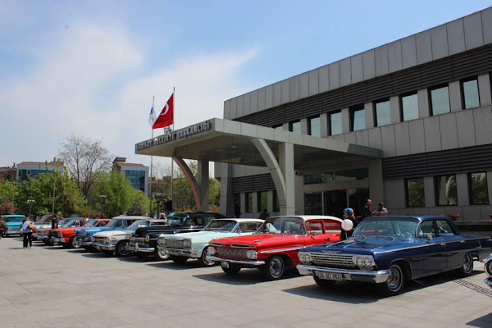 Kadık&ouml;y&rsquo;de 50 yıllık evli &ccedil;iftler i&ccedil;in klasik otomobil konvoyu d&uuml;zenleniyor