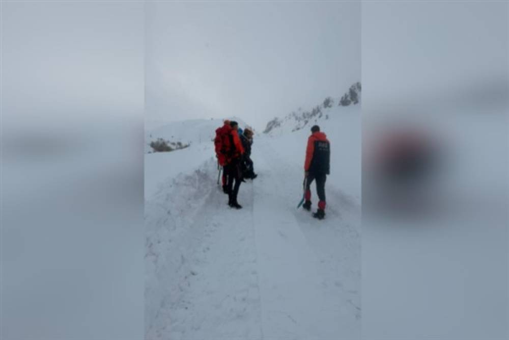 Ağrı&rsquo;da verici istasyonuna giden aracın &uuml;zerine &ccedil;ığ d&uuml;şt&uuml;