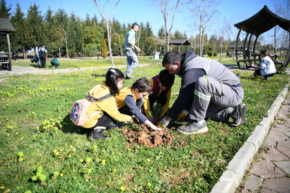 Demirsaç İlk ve Ortaokulu öğrencileri, fidanları toprakla buluşturdu