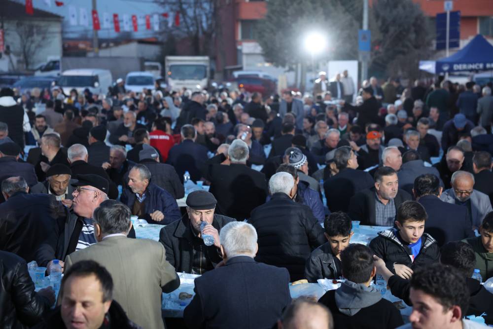 Derince Belediyesi’nden İshakçılar Köy Meydanı'nda Halk İftarı programı