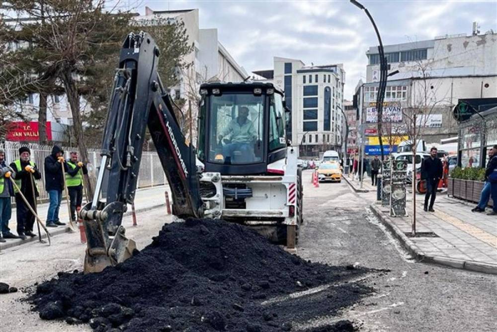 Van Büyükşehir ekipleri, havaların ısınması ile birlikte çalışmalarını hızlandırdı