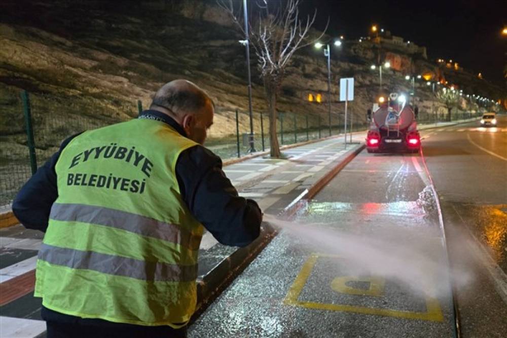 Eyyübiye Belediyesi, ilçe genelinde temizlik çalışmalarını sürdürüyor