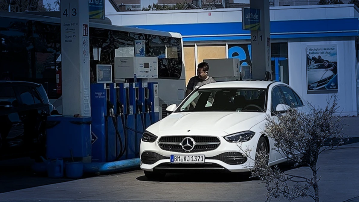 Almanya'dan Polonya'ya yakıt g&ouml;&ccedil;&uuml;: S&uuml;r&uuml;c&uuml;ler ucuz akaryakıt i&ccedil;in kuyruğa girdi
