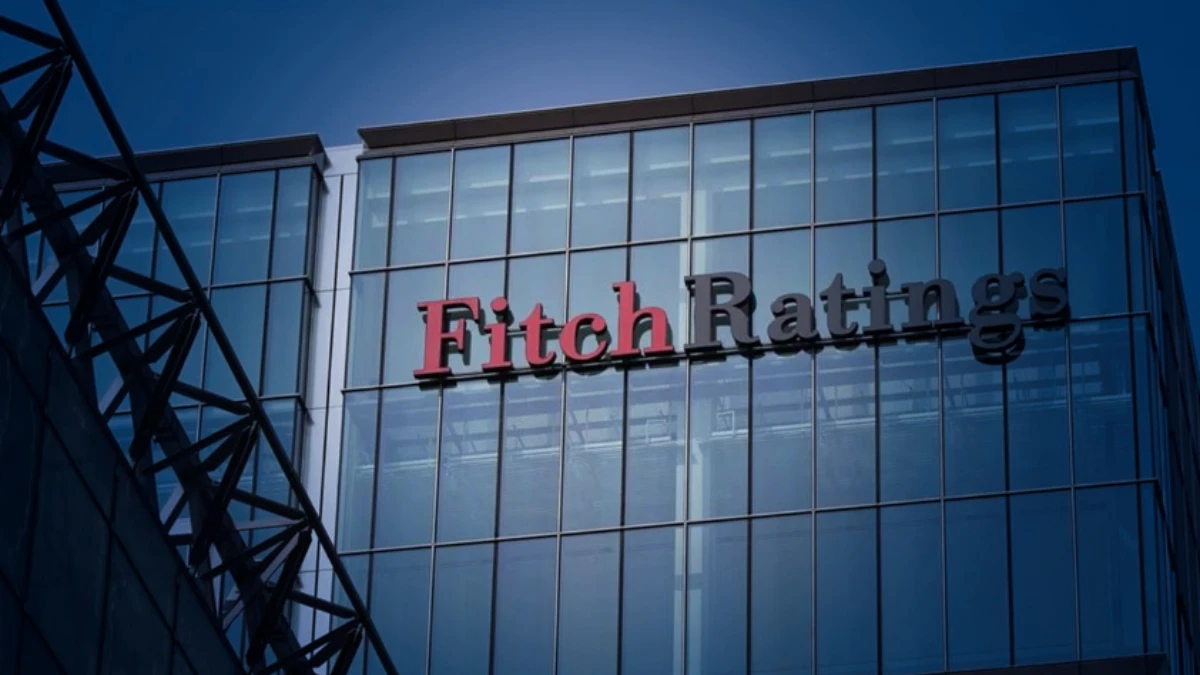 K&uuml;resel b&uuml;y&uuml;me &ouml;ng&ouml;r&uuml;s&uuml;: Fitch 2026 tahminini %2,6 seviyesine y&uuml;kseltti