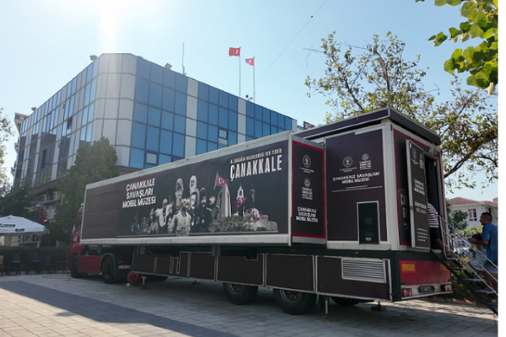 &Ccedil;anakkale Savaşları Mobil M&uuml;zesi, Menderes'te vatandaşlarla buluştu
