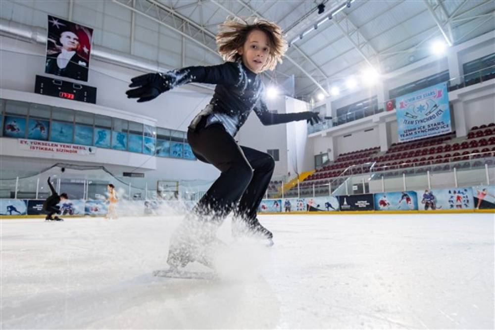 İzmir Büyükşehir Belediyesi Buz Sporları Salonu kapılarını açıyor