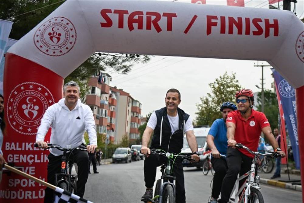 Başkan Akın, Bisiklet Yarışması’nda çocuklarla birlikte pedal çevirdi