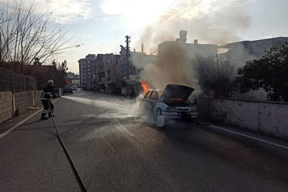 Payas'ta bir araçta yangın meydana geldi