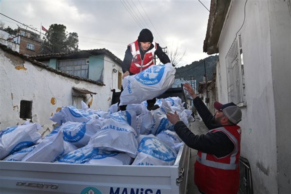 Manisa Büyükşehir Belediyesi'nden odun yardımı