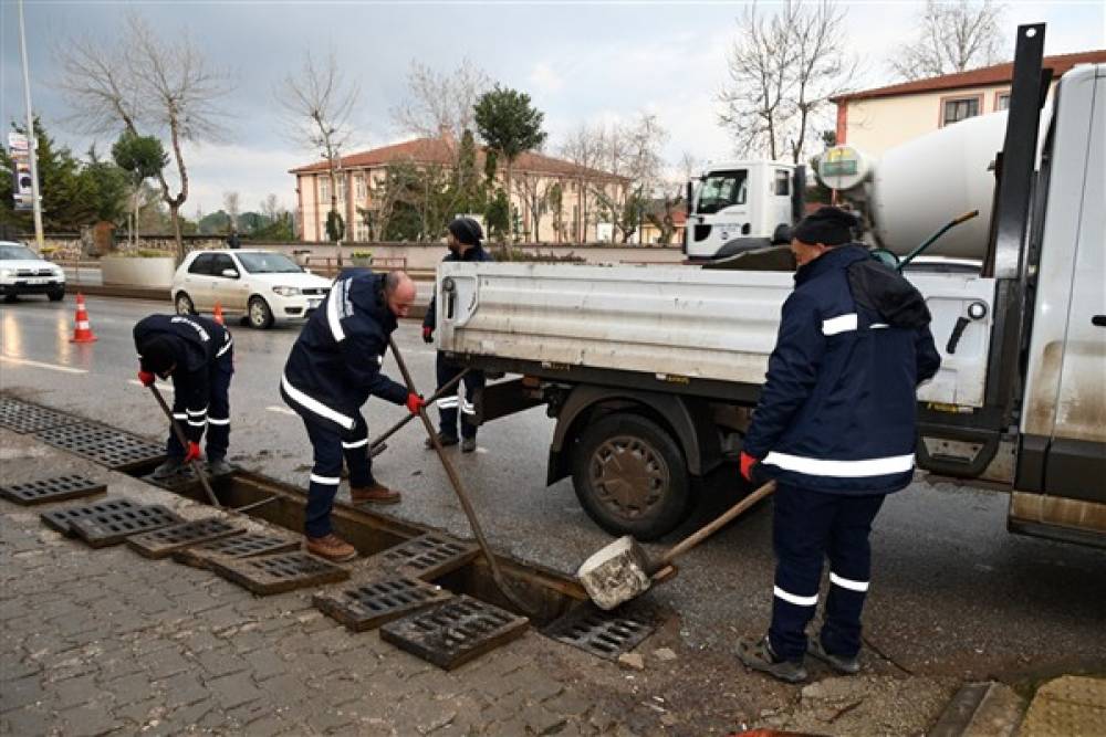 Yalova'da şehir genelinde mazgal temizlik çalışmaları gerçekleştiriliyor