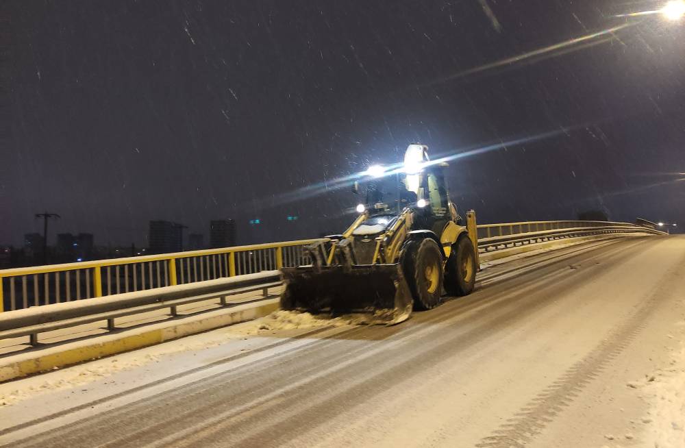 Karaman Belediyesi'nden yol ve kaldırımlar için kar temizleme çalışması