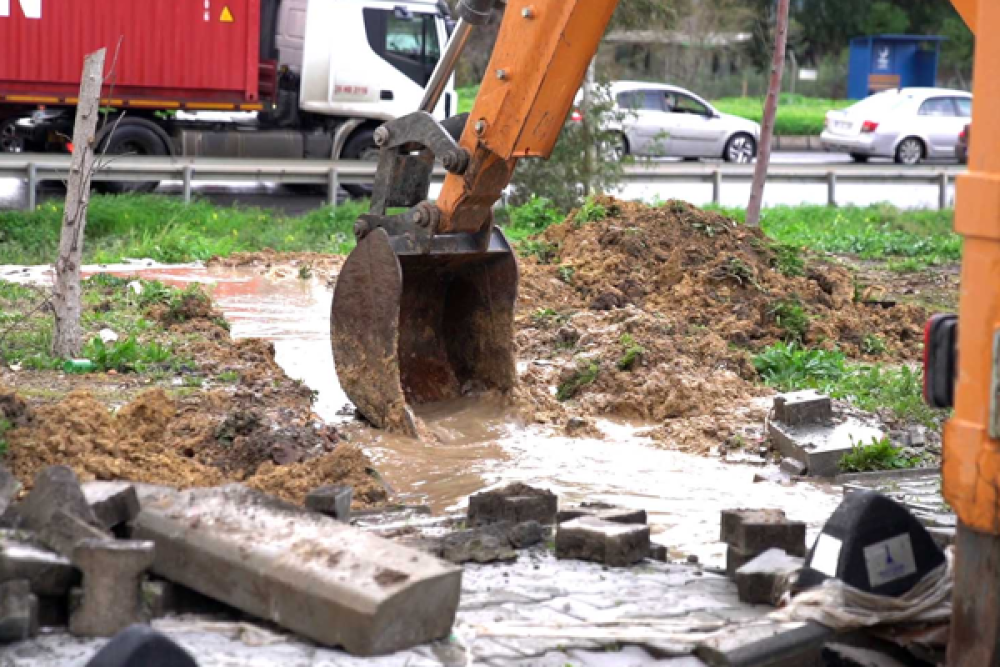 Aliağa&rsquo;da taşkın yaşanan b&ouml;lgelerde &ccedil;alışmalar s&uuml;r&uuml;yor 