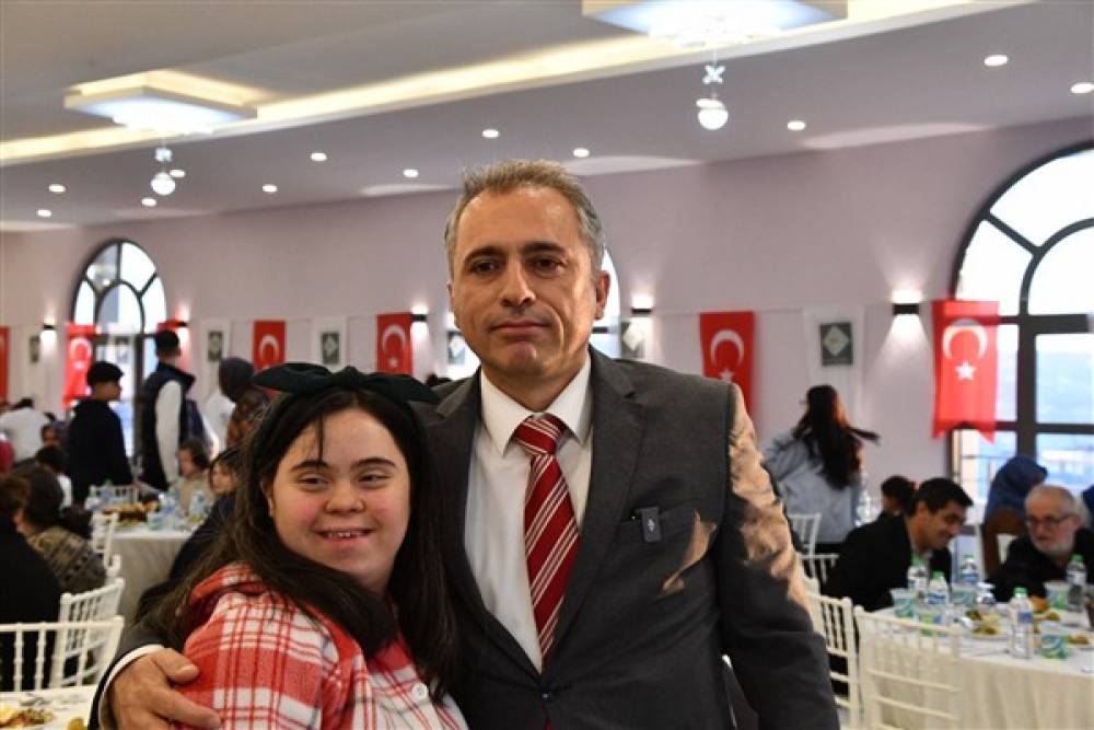 Osmaniye Belediye Başkanı Çenet, engelli bireyler için düzenlenen iftar yemeğine katıldı