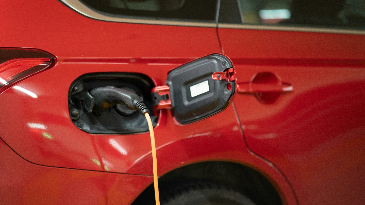 D&uuml;nya elektrikli araca y&ouml;neliyor! Nisan'da 1,6 milyon ara&ccedil; satıldı