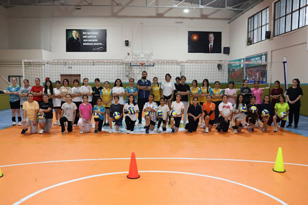  Haliliye&rsquo;de &ccedil;ocuk ve gen&ccedil;lere y&ouml;nelik voleybol kursları s&uuml;r&uuml;yor