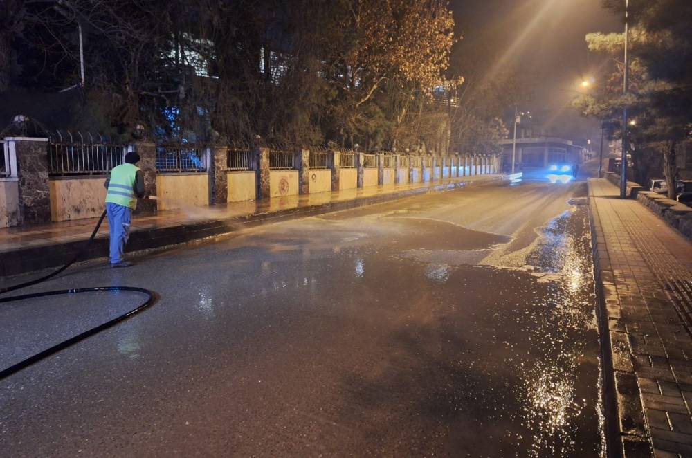 Siirt Belediyesi sokak ve caddelerde yıkama çalışmalarını sürdürüyor