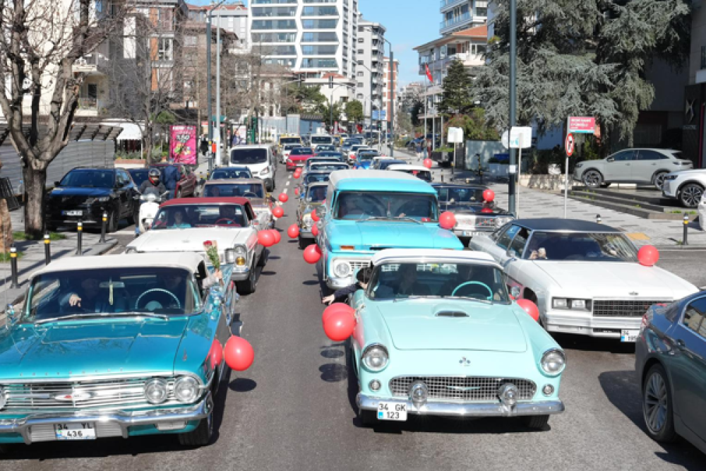 Kadık&ouml;y&rsquo;de &ldquo;Sevgililer G&uuml;n&uuml;&rdquo; konvoyu 