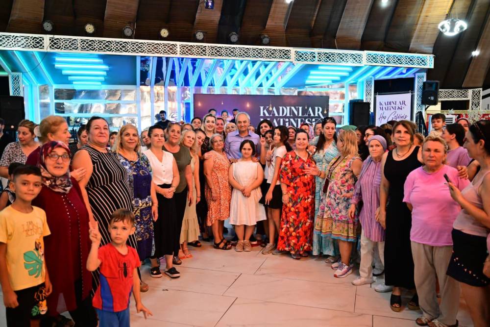Başkan Kocag&ouml;z, kadınların matine coşkusuna ortak oldu